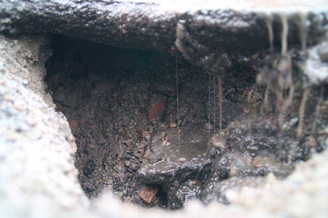 Вероятнее всего, диаметр ямы будет увеличиваться: тающий снег сильно размывает поврежденное покрытие