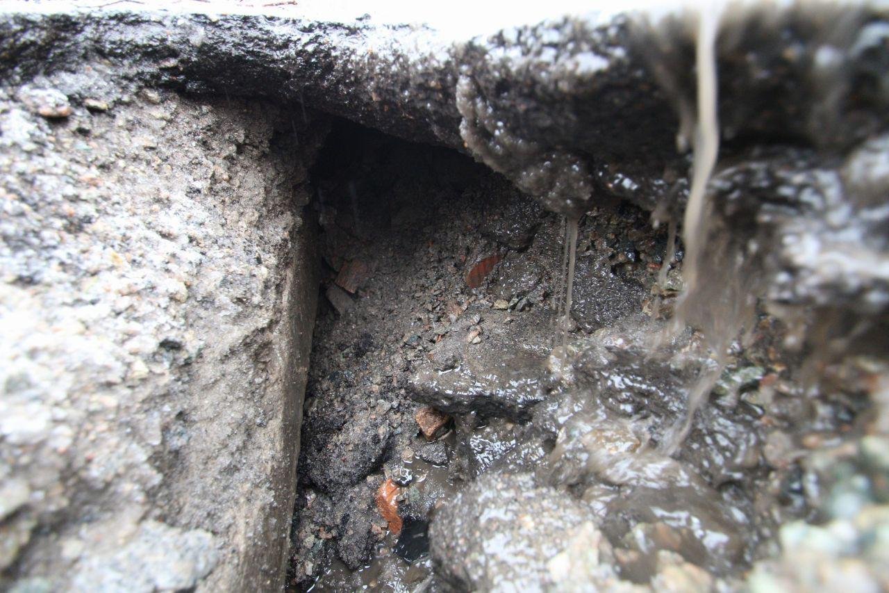 Что стало причиной такого повреждения дорожного покрытия — пока неизвестно