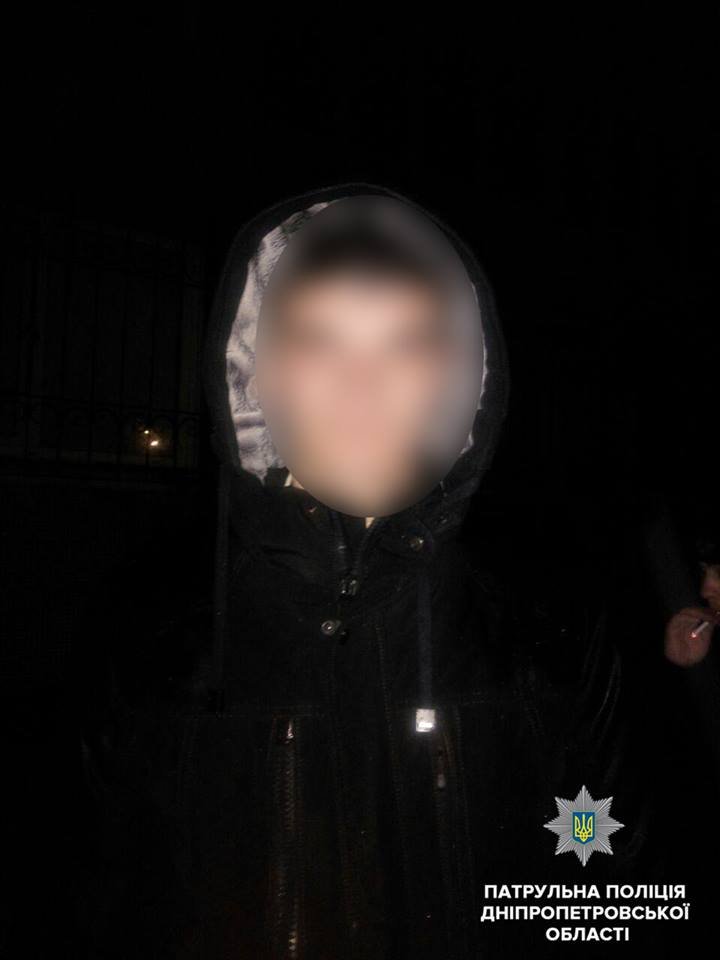 На месте патрульные обратили внимание на двух мужчин с сумками, которые, увидев полицейских, начали убегать