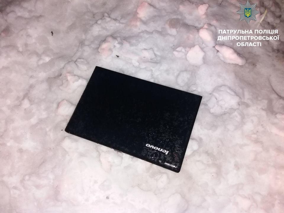 После задержания выяснилось, что мужчины проникли в отделение Ощадбанка и забрали оттуда 2 ноутбука и сейф