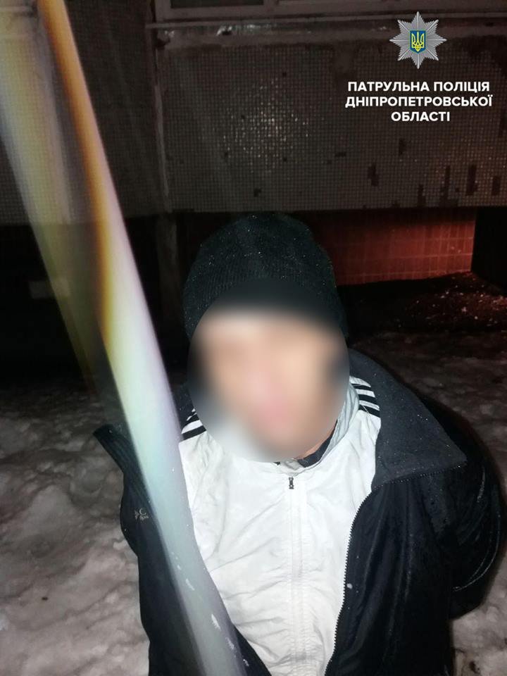 При обследовании прилегающей территории правоохранители выявили автомобиль Chevrolet Lacetti