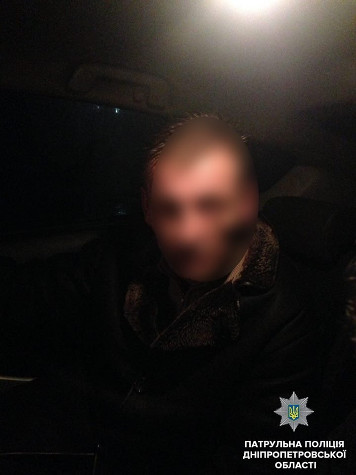 Водитель пытался скрыться, но его авто заблокировали полицейские