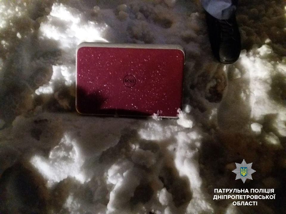 Задержанных мужчин и автомобиль Chevrolet Lacetti доставили в Амур-Нижнеднепровское отделение полиции для выяснения обстоятельств происшествия