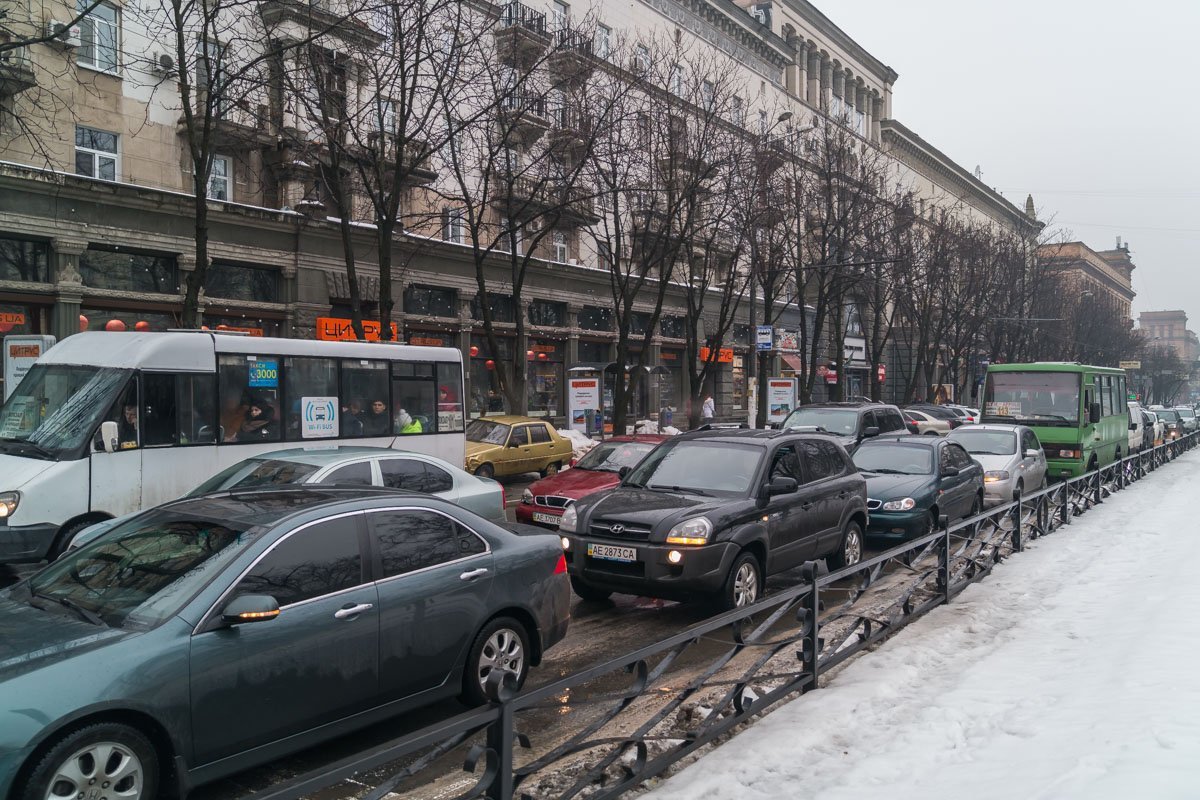Проспект Яворницкого практически полностью парализован Проспект Яворницкого практически полностью парализован