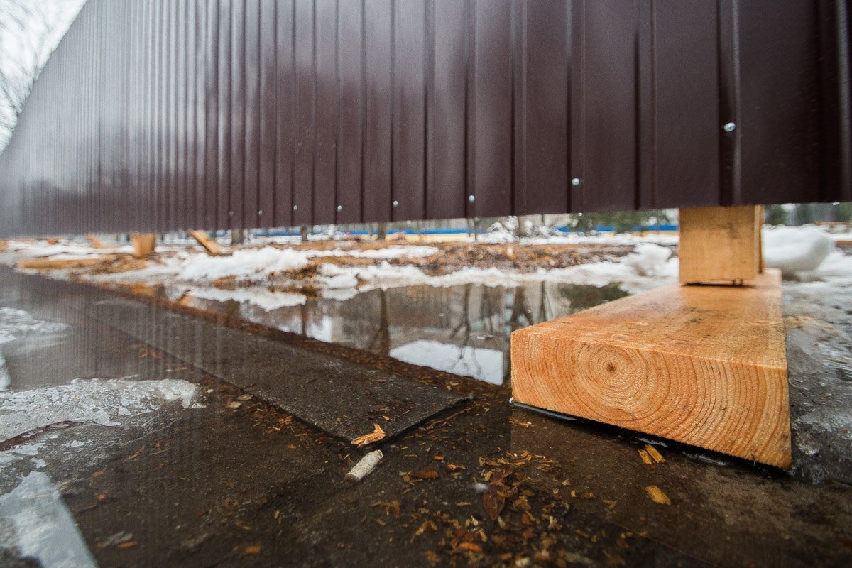 Стройку огородили