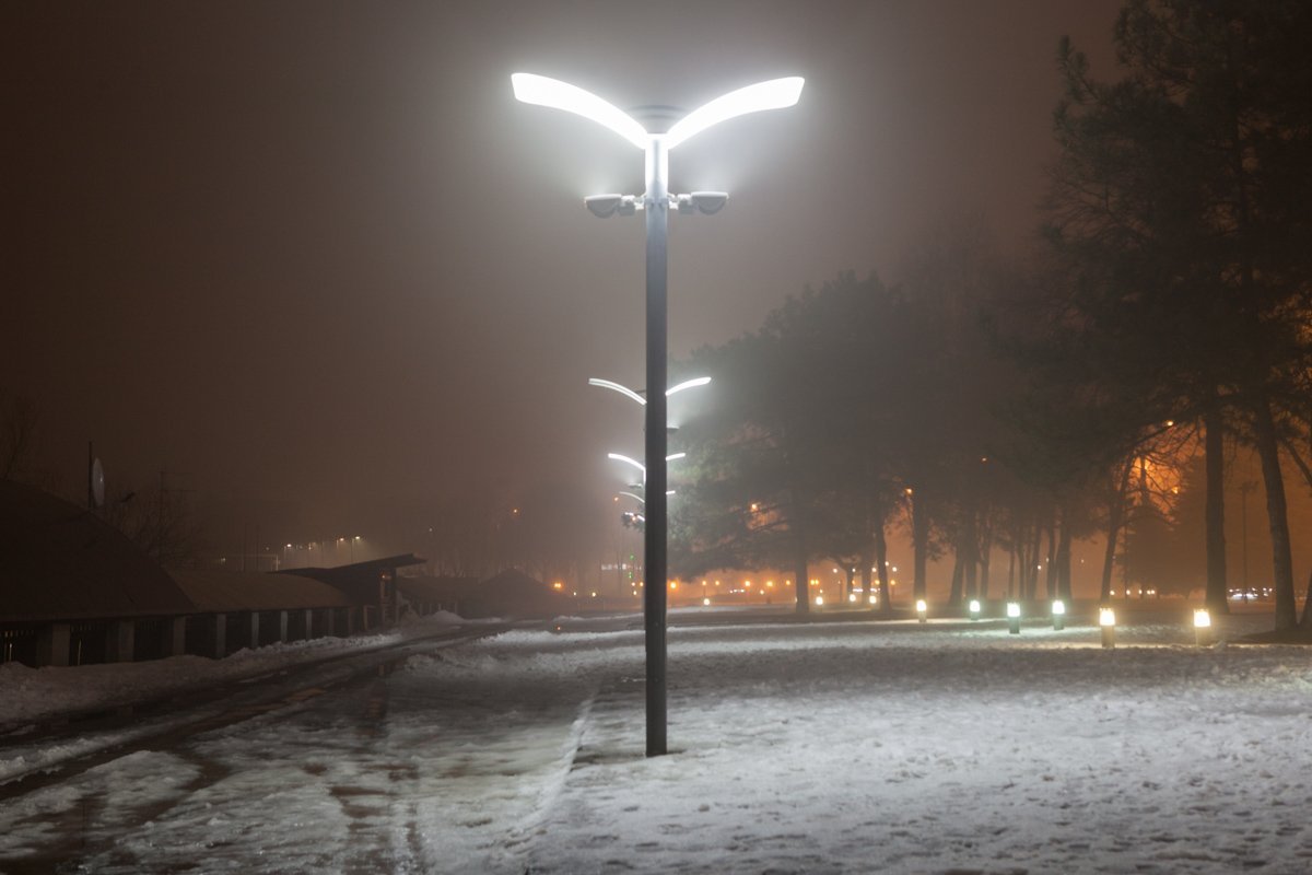 Плохая видимость - не единственная преграда для автомобилистов, на улице также идет небольшой дождь Плохая видимость - не единственная преграда для автомобилистов, на улице также идет небольшой дождь