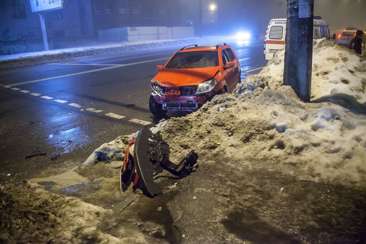 С выключенными фарами и на большой скорости, со стороны развилки, ехал Geely С выключенными фарами и на большой скорости, со стороны развилки, ехал Geely