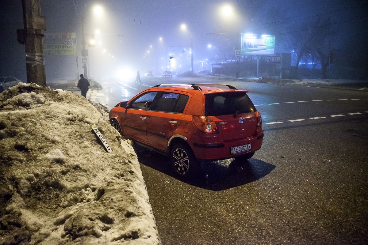 В результате столкновения оба автомобиля развернуло В результате столкновения оба автомобиля развернуло
