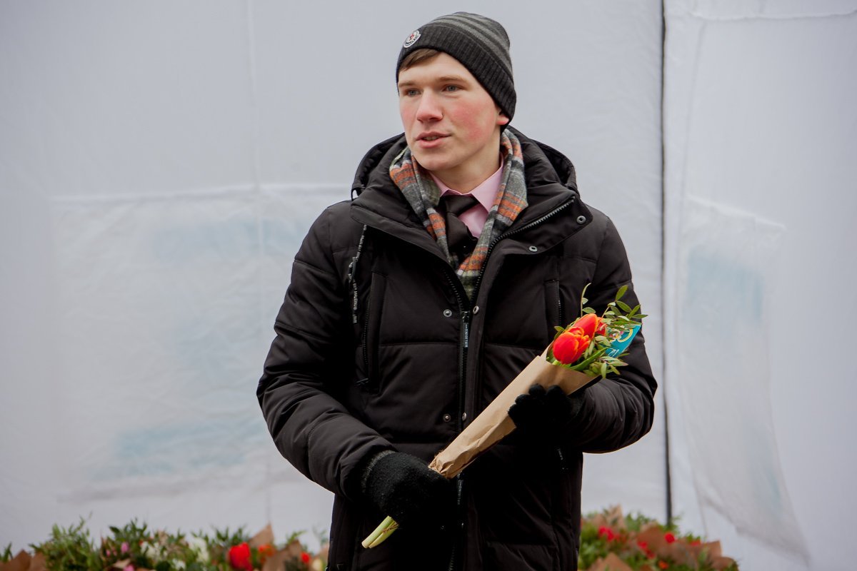 Молодые люди дарили женщинам улыбки