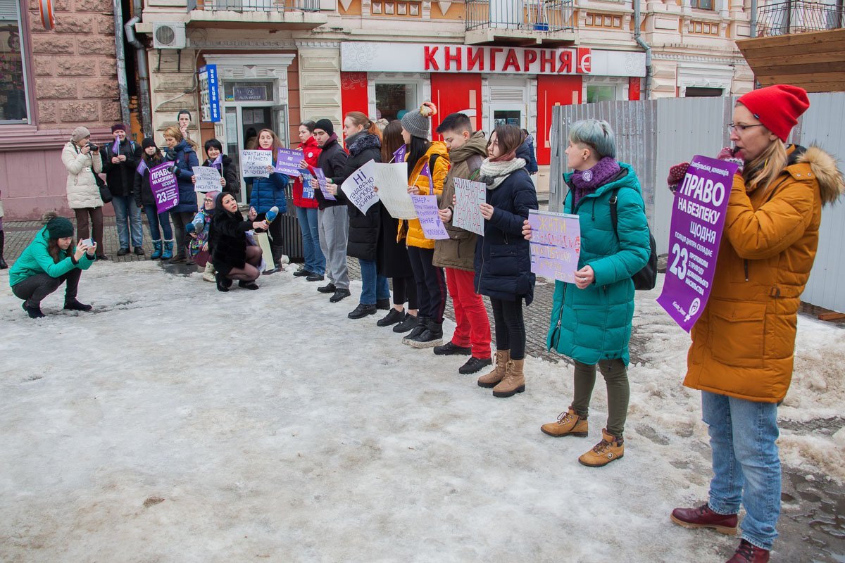 Активистки вышли на улицы города Активистки вышли на улицы города