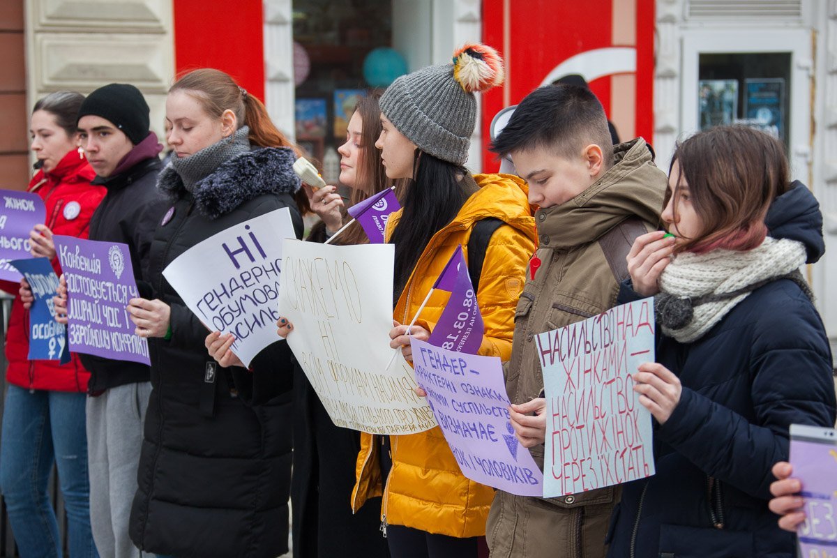 Дамы свистели и говорили в рупор, чтобы услышал каждый Дамы свистели и говорили в рупор, чтобы услышал каждый