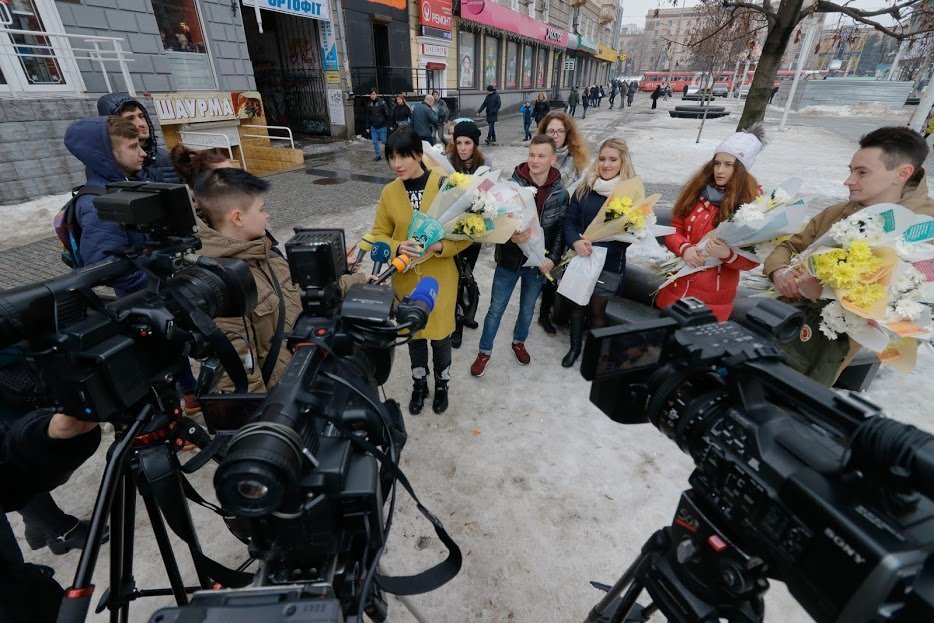 8 марта члены Молодежного совета Днепра провел акцию Выдающиеся днепрянки 8 марта члены Молодежного совета Днепра провел акцию Выдающиеся днепрянки