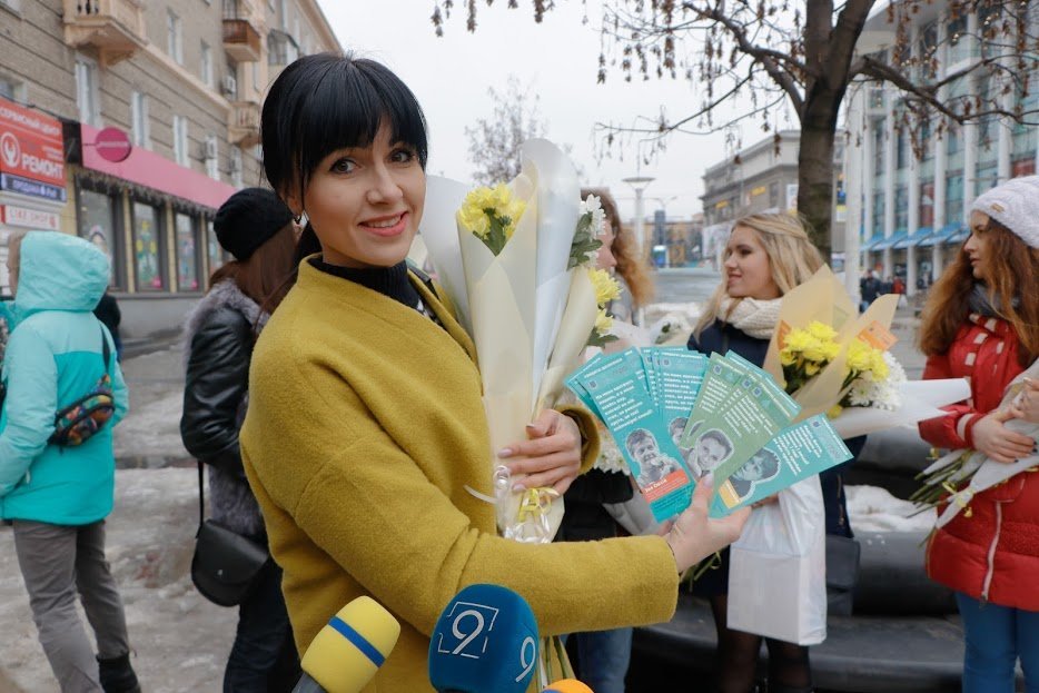 Ребята раздавали прохожим букеты и открытки Ребята раздавали прохожим букеты и открытки