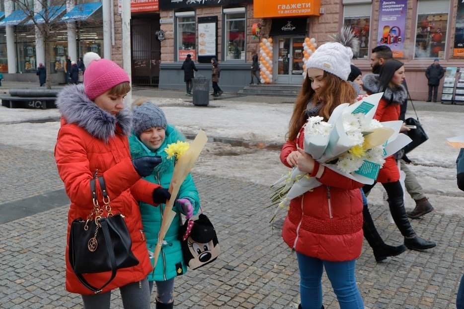 Организаторы акции хотели обратить внимание горожан на устаревшие стереотипы, касающиеся празднования 8 Марта Организаторы акции хотели обратить внимание горожан на устаревшие стереотипы, касающиеся празднования 8 Марта