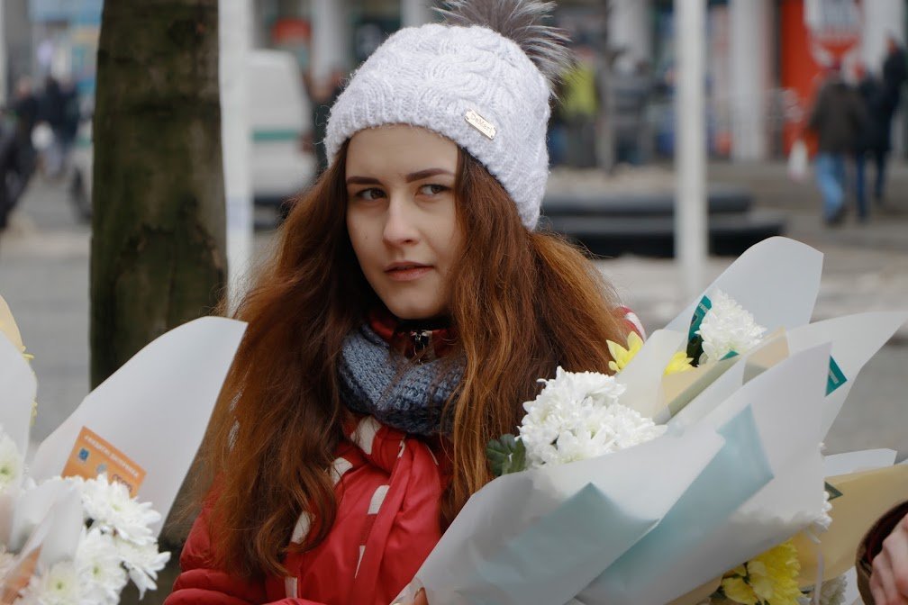 За неделю до праздника в городских трамваях разместили плакаты с изображениями известных днепрянок За неделю до праздника в городских трамваях разместили плакаты с изображениями известных днепрянок