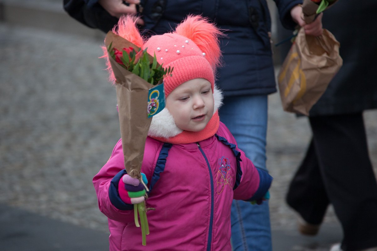  Женщина сидит даже в самой маленькой девочке