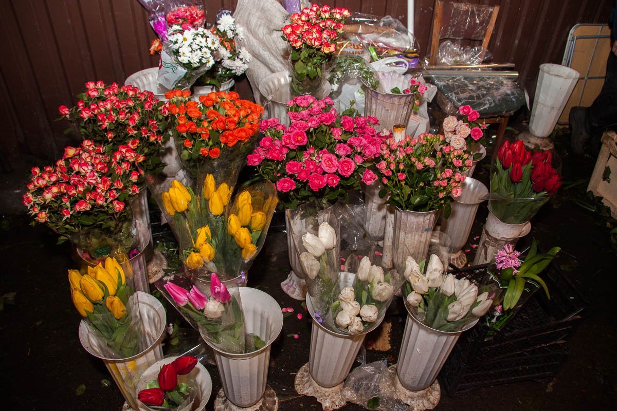 Последние букеты ждут своих владелиц