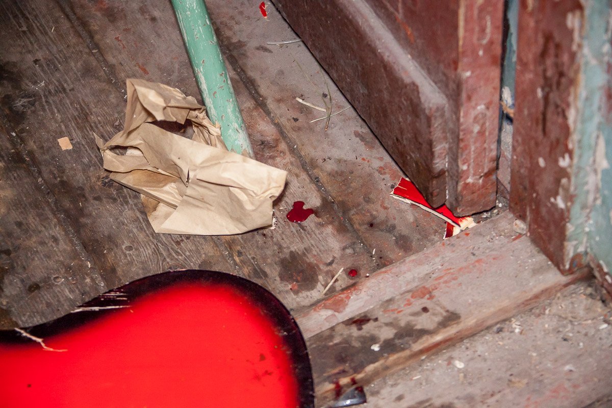 Сосед лежал на ступеньках Сосед лежал на ступеньках