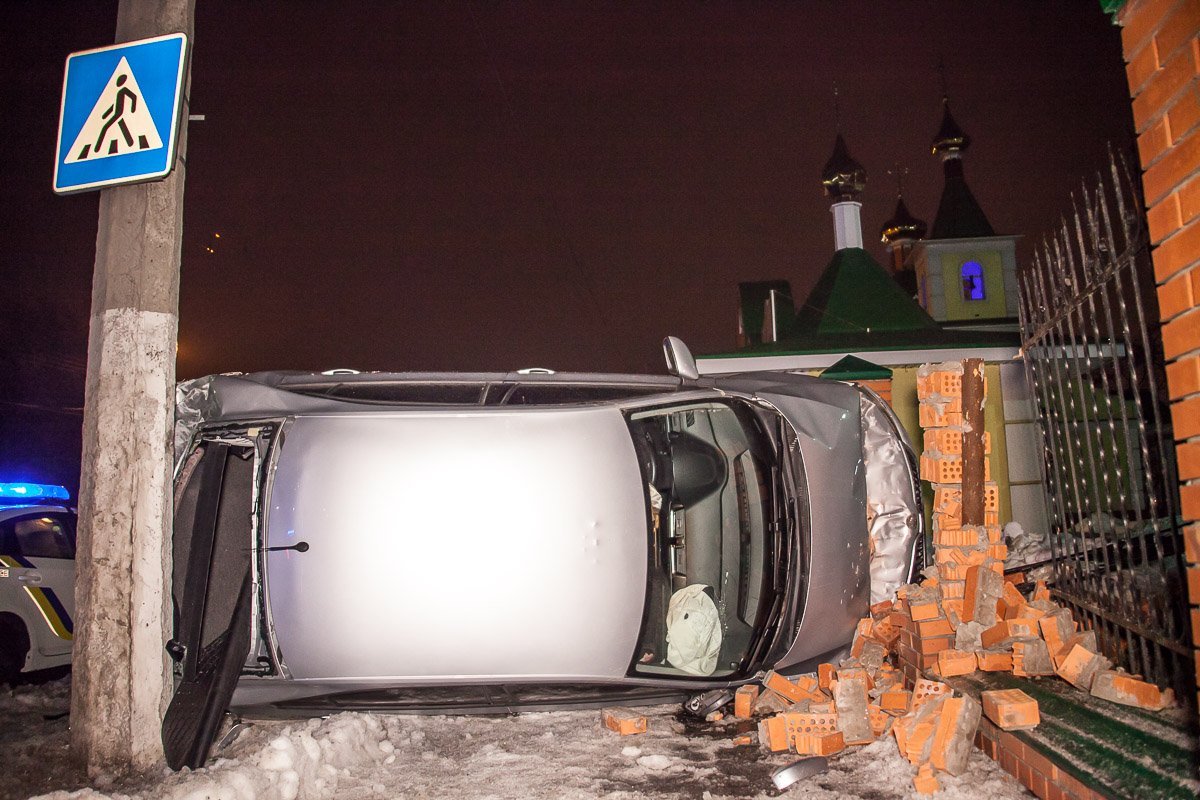 «Полет» автомобиля остановил столб и забор храма «Полет» автомобиля остановил столб и забор храма