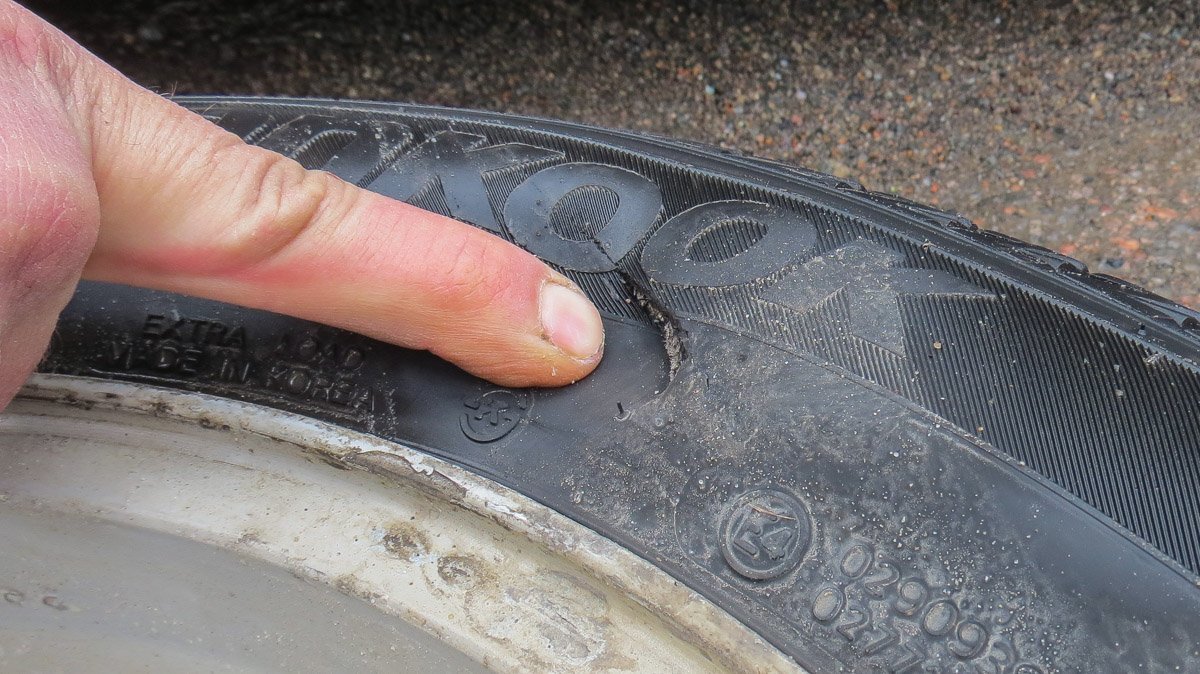 Из-за ям много автомобилей пробыли шины