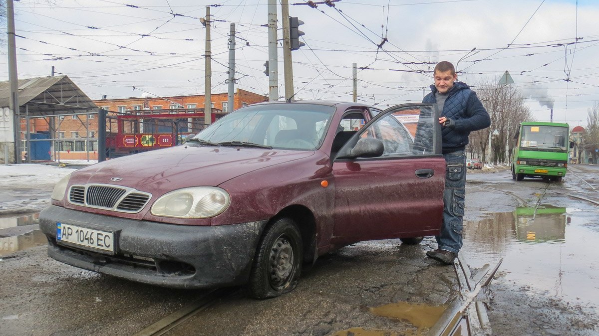 Владельцы машин возмущены тем, что никто не ликвидирует яму
