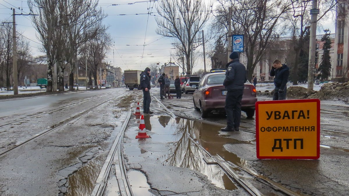 Утром 9 марта из-за ямы колеса успели потерять несколько автомобилей