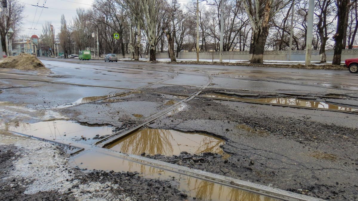 Выбоина образовалась между трамвайными путями