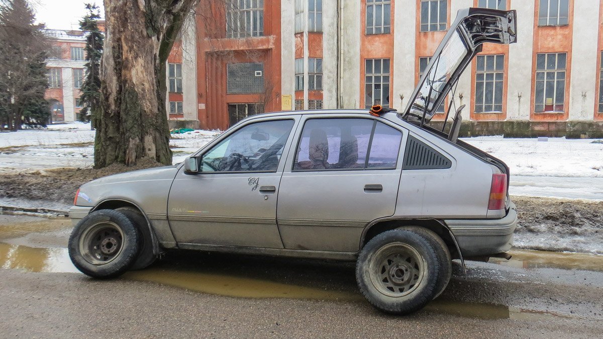 Приблизительная глубина ямы - 20-30 сантиметров