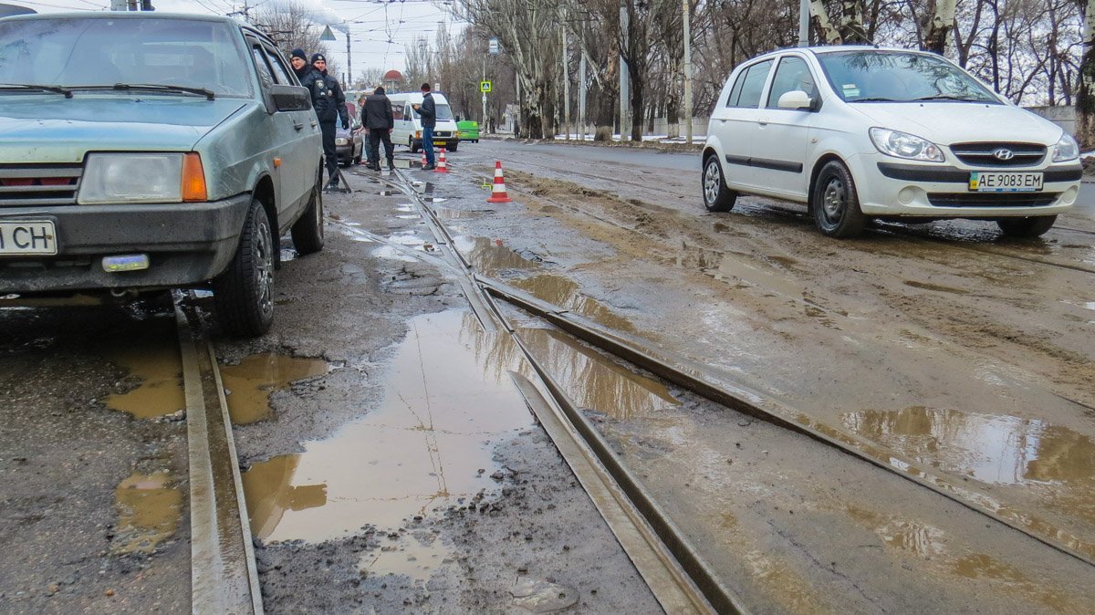 Местные жители говорят, что каждый день здесь у кого-то проблемы из-за ямы