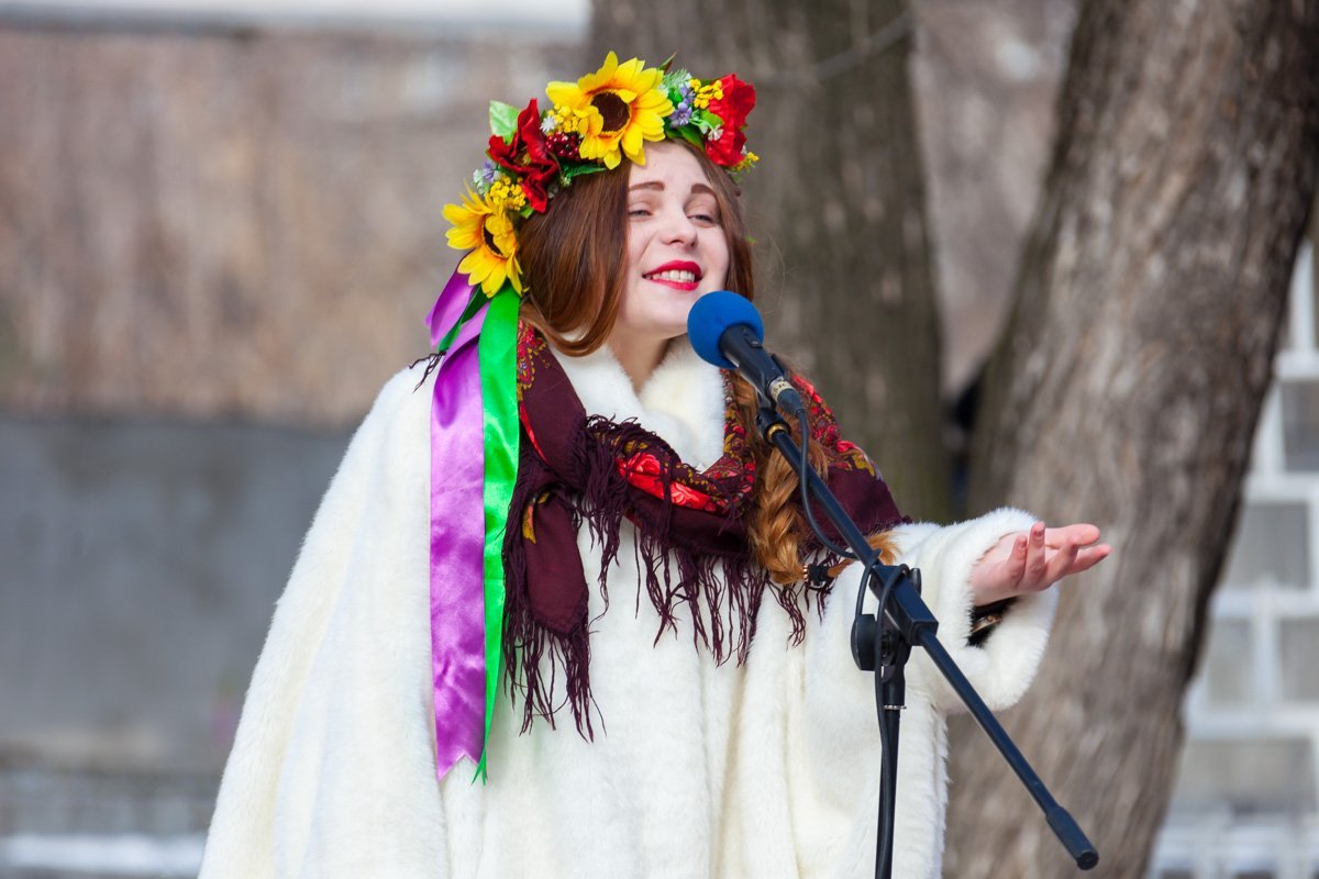 Девушки и юноши один за одним декларировали любимые стихи Тараса Шевченко Девушки и юноши один за одним декларировали любимые стихи Тараса Шевченко