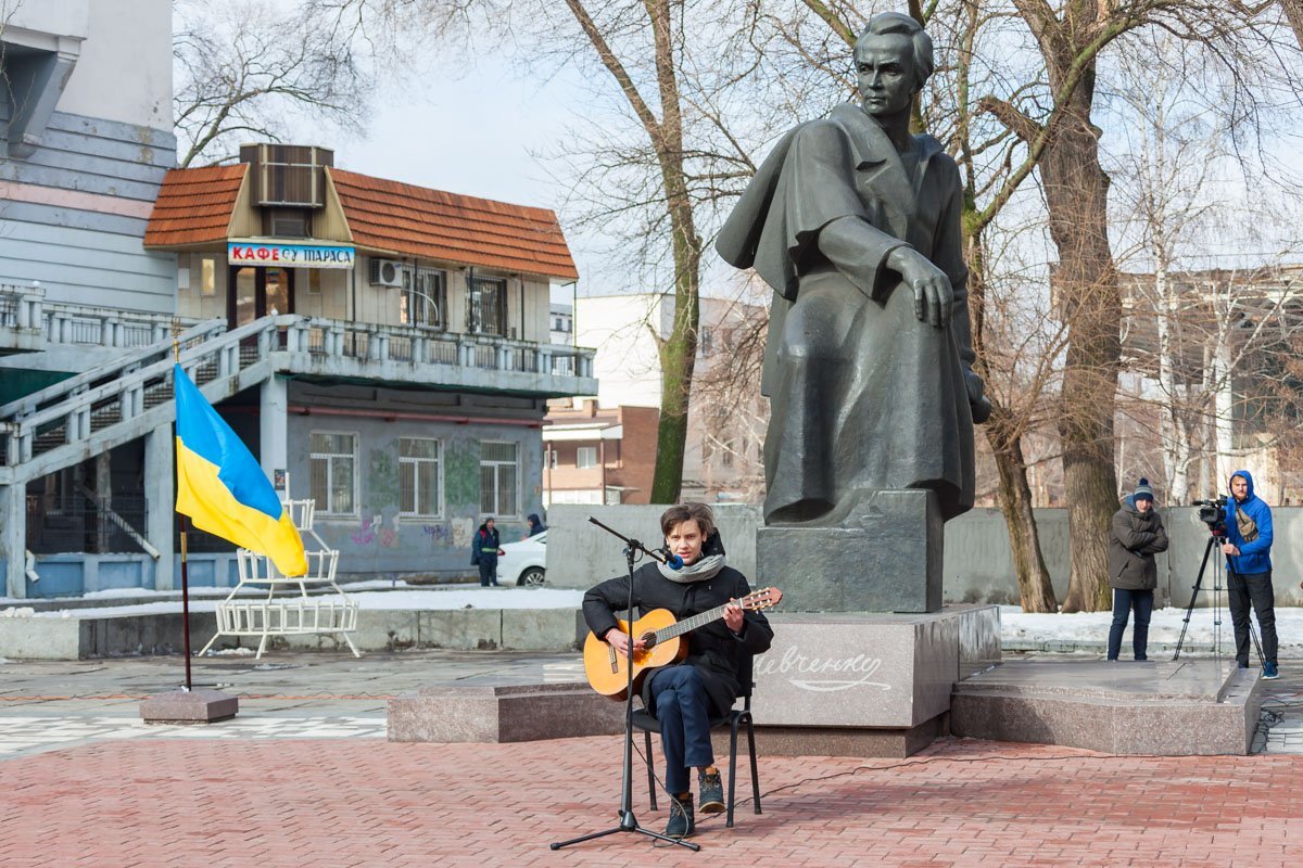 Парень подобрал пару аккордов на полюбившиеся строчки Парень подобрал пару аккордов на полюбившиеся строчки