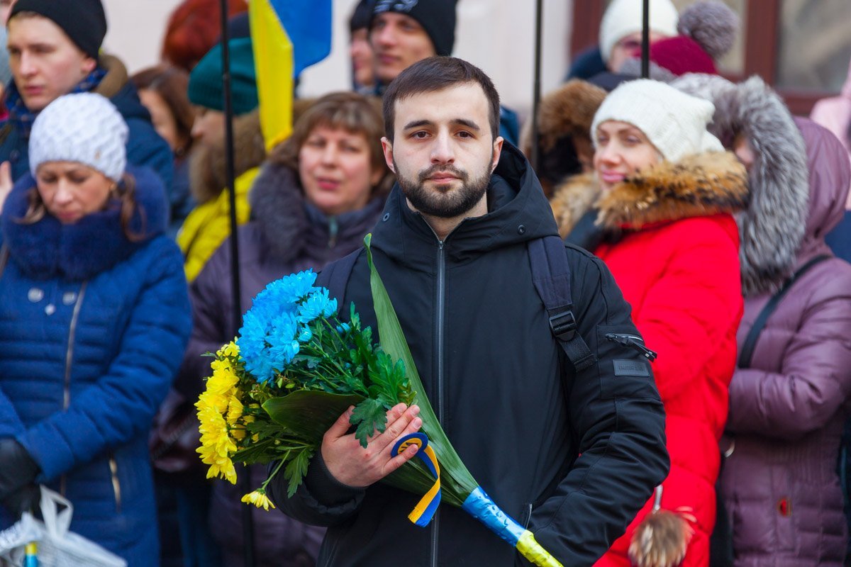 По завершению мероприятия десятки голубо-желтых букетов спустились с рук присутствующих к подножию Шевченко По завершению мероприятия десятки голубо-желтых букетов спустились с рук присутствующих к подножию Шевченко