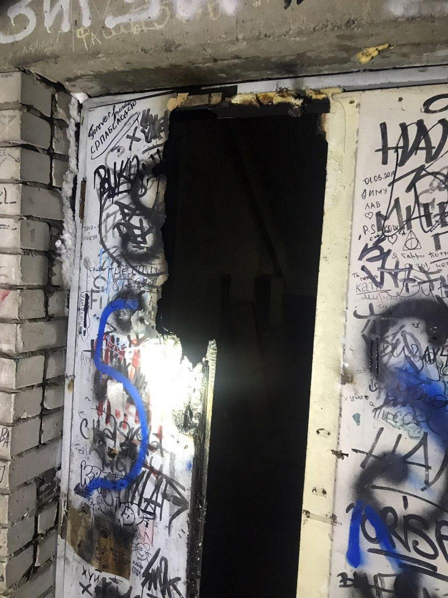 Сгоревшие двери эвакуационного выхода