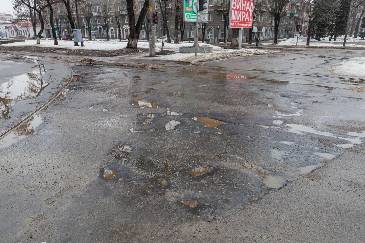 Вилять между выбоинами в поисках ровного асфальта водителям нет смысла, поскольку они буквально разбросаны по проезжей части Вилять между выбоинами в поисках ровного асфальта водителям нет смысла, поскольку они буквально разбросаны по проезжей части