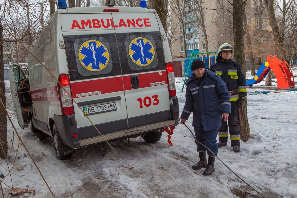 Колеса автомобиля плотно осели в снежном «болоте», поэтому на место происшествия вызвали бойцов ГСЧС Колеса автомобиля плотно осели в снежном «болоте», поэтому на место происшествия вызвали бойцов ГСЧС