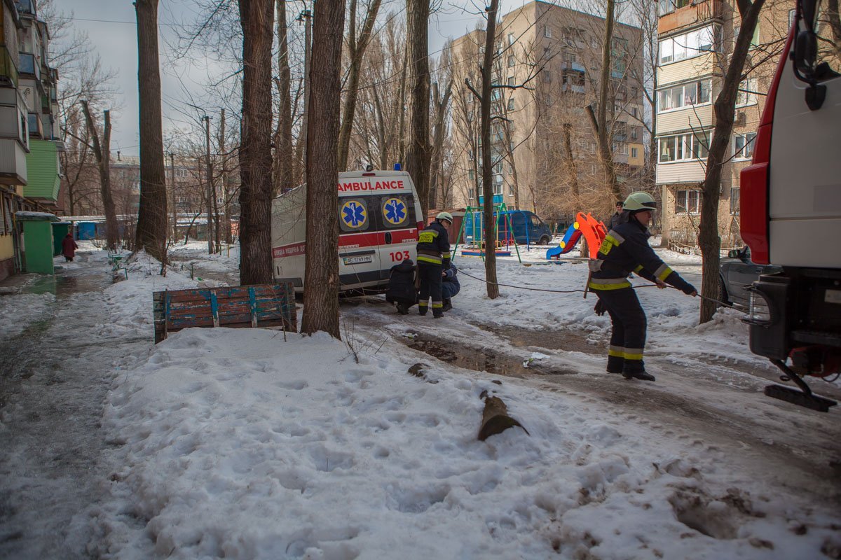 Спасатели с помощью лебедки и пожарного автомобиля отбуксировали неотложку Спасатели с помощью лебедки и пожарного автомобиля отбуксировали неотложку
