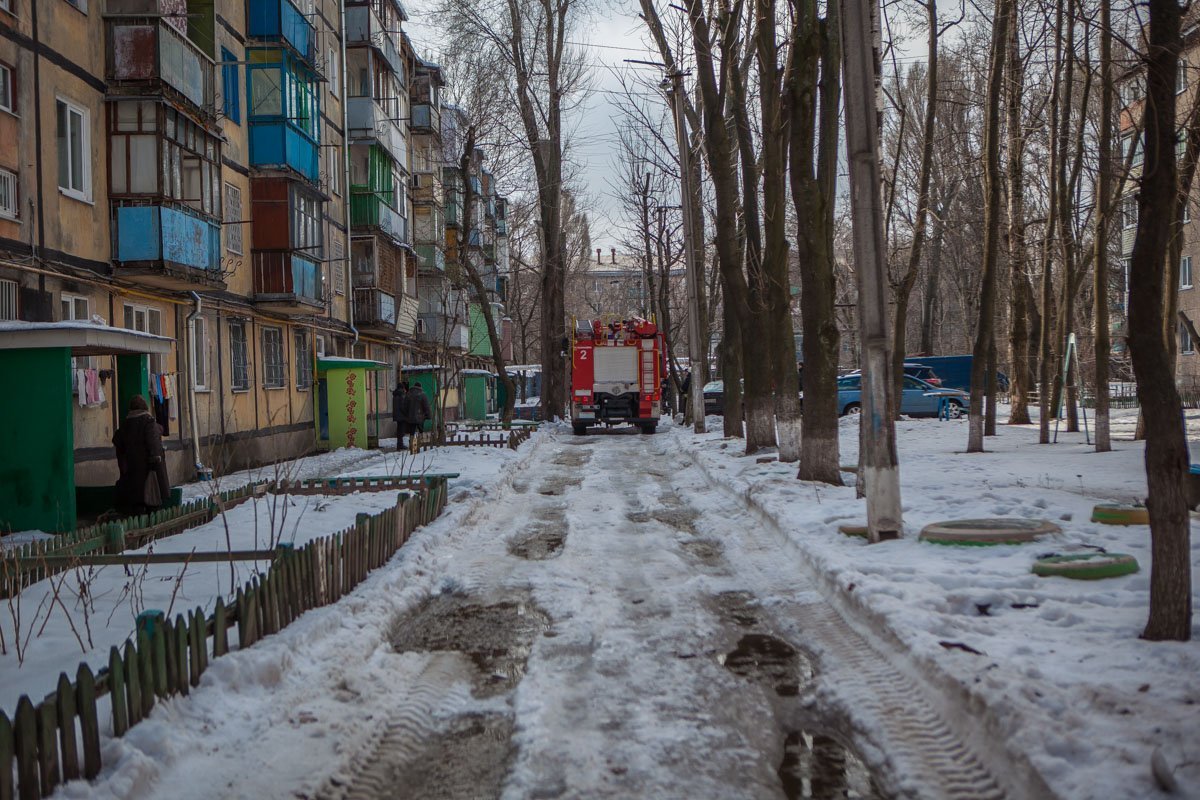 Автомобиль медиков очередной раз оказался в "ловушке" не расчищенных дворов Автомобиль медиков очередной раз оказался в "ловушке" не расчищенных дворов