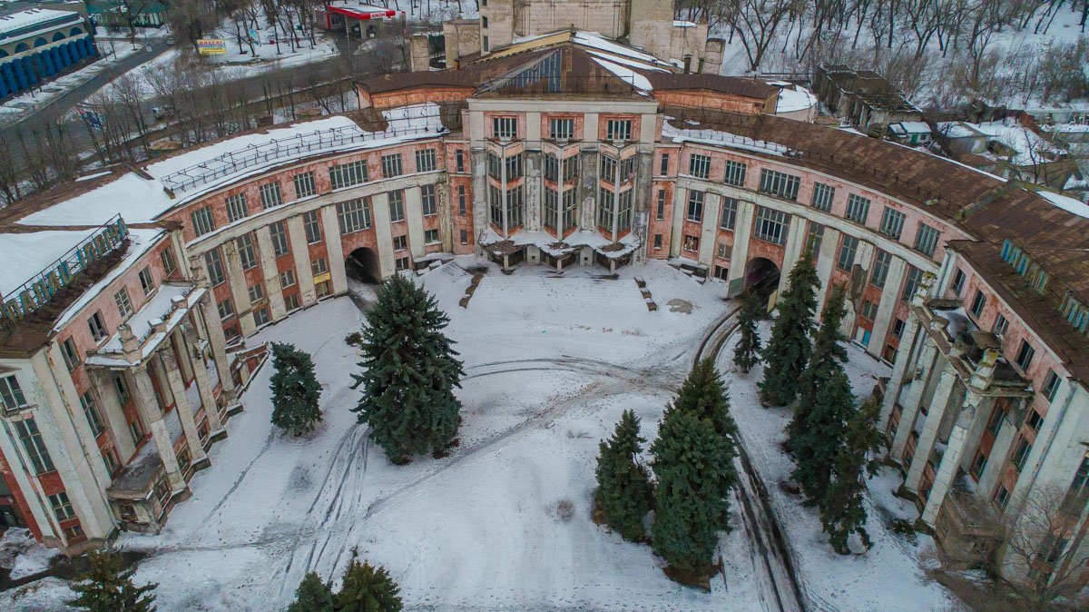 ДК им. Ильича: когда-то это был центр культурной жизни, сейчас же — оплот фотографов, диггеров и любителей старины.