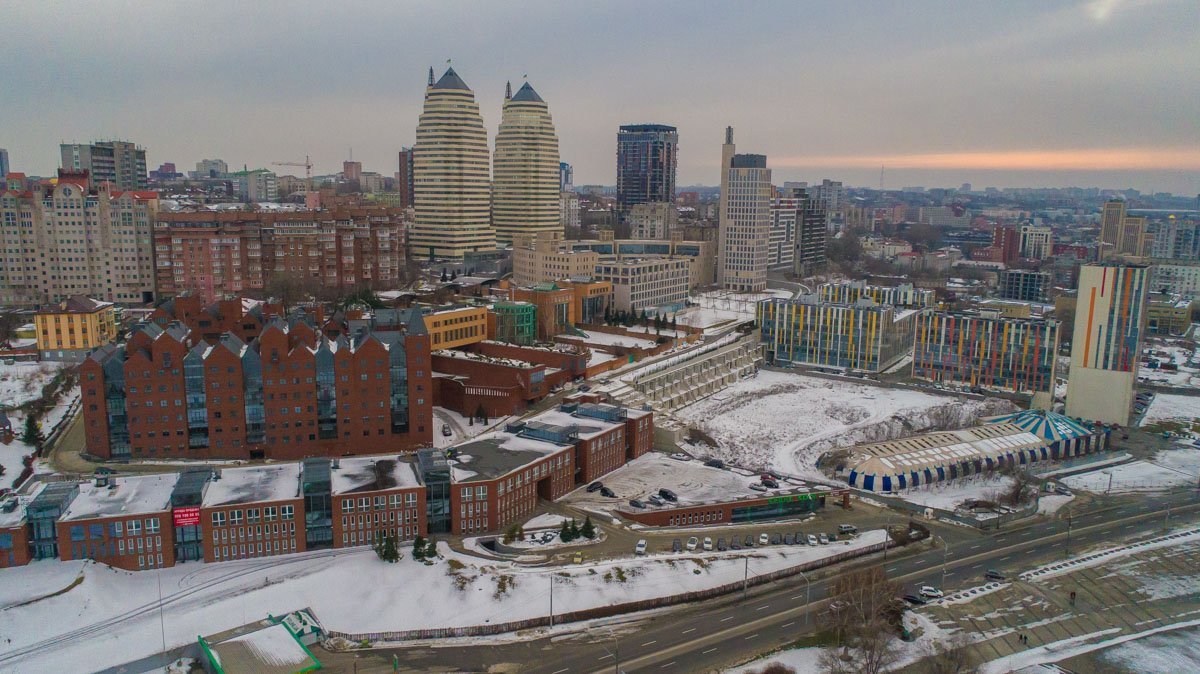 Строительный комплекс на западном склоне Днепра можно по праву считать самой помпезной застройкой