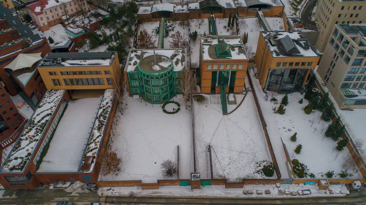 Возле башен-близнецов уютно разместились скромные виллы местных жителей