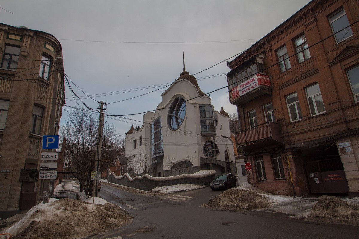 Вилла "Барселона" на улице Баррикадной будто сошла с картин Сальвадора Дали