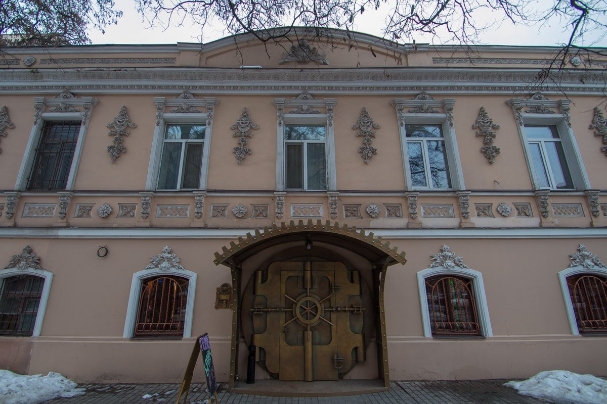 Недалеко от "Меноры" можно найти домик хоббитов