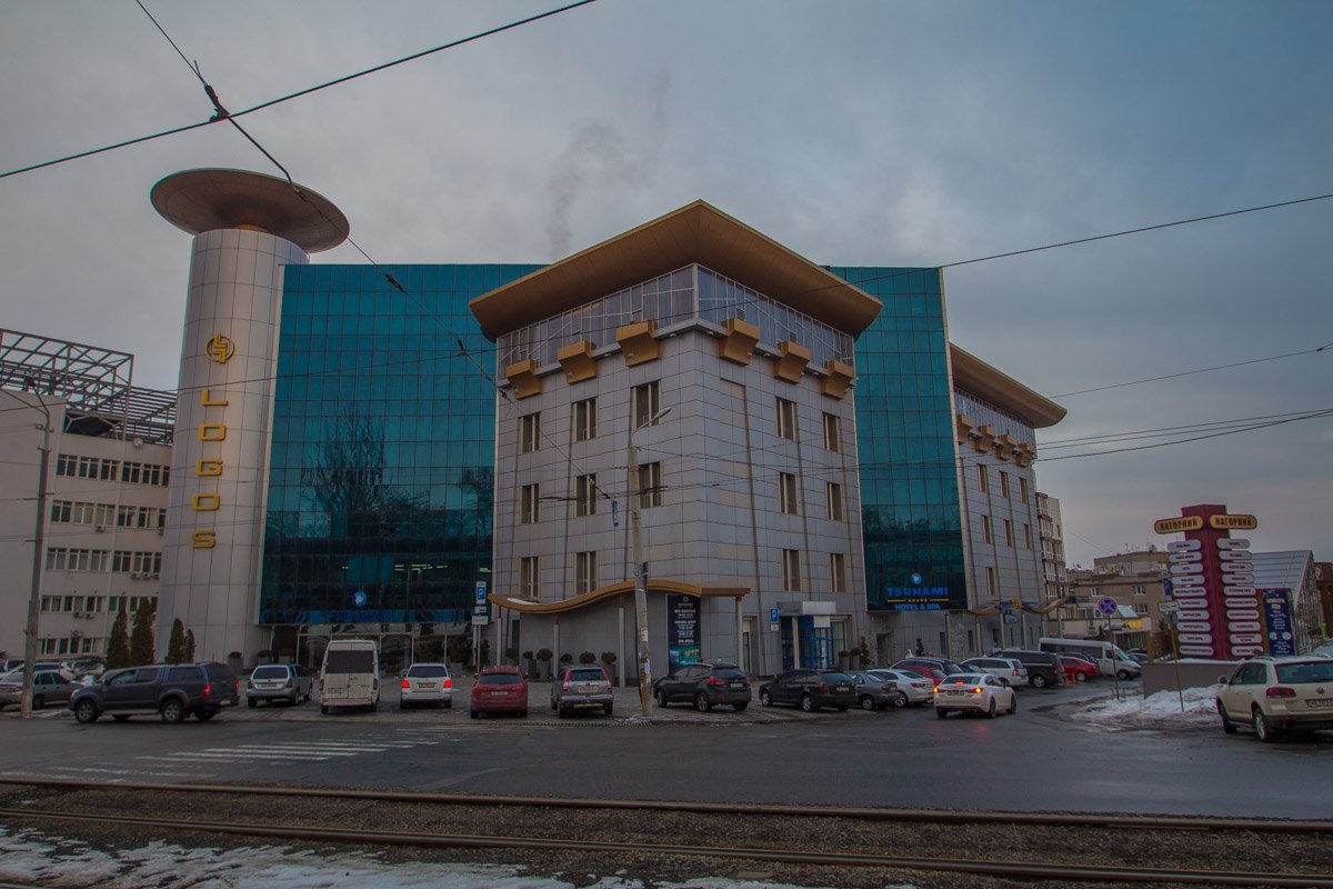 Скучная "стекляшка" с намеком на футуризм