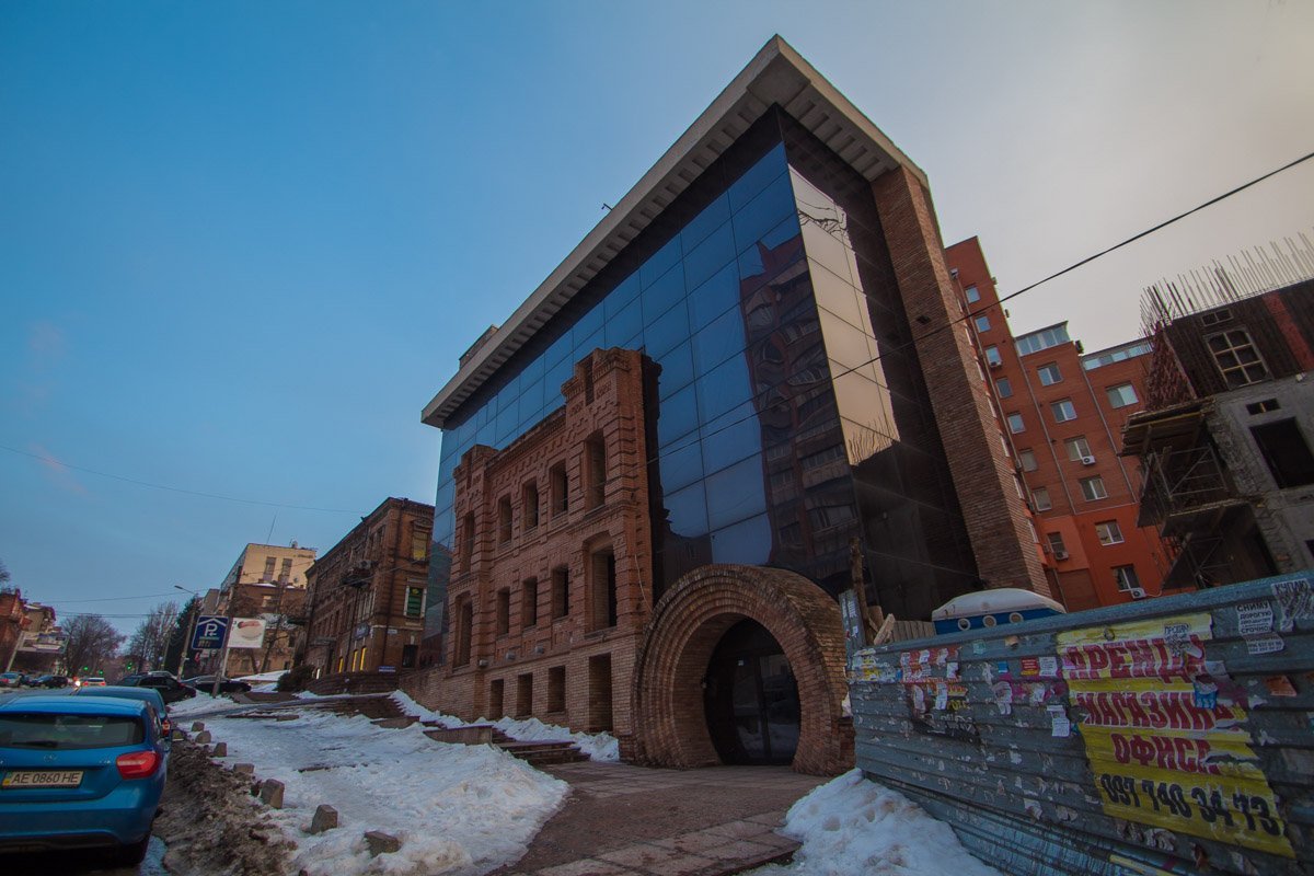 Здание пережило период от царского Екатеринослава до украинской Америки