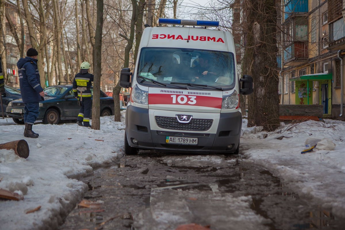 Во дворе дома №8 в яме застряла карета скорой помощи Во дворе дома №8 в яме застряла карета скорой помощи