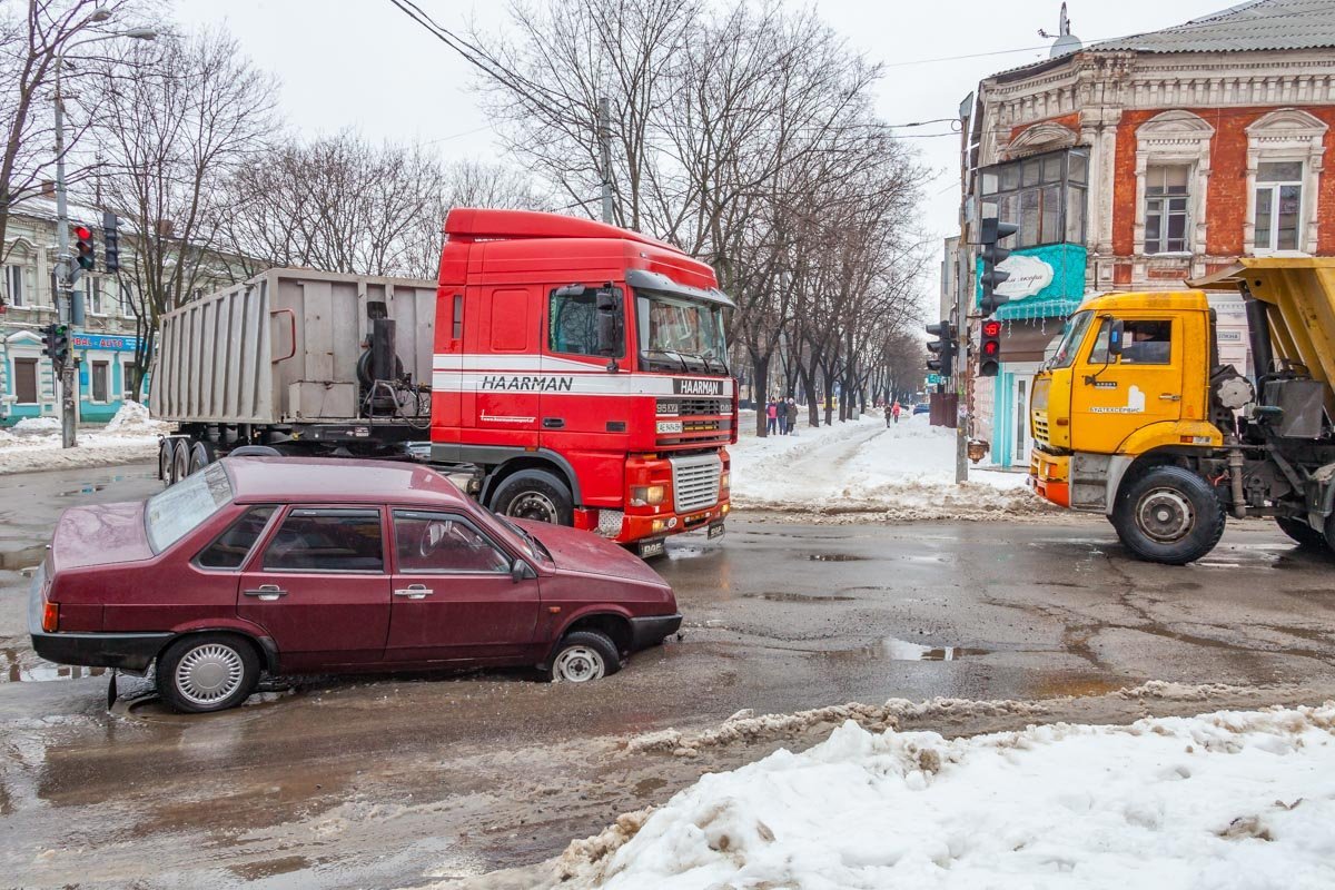 3 марта на проспекте возле «АТБ» Lada провалилась в яму на дороге 3 марта на проспекте возле «АТБ» Lada провалилась в яму на дороге