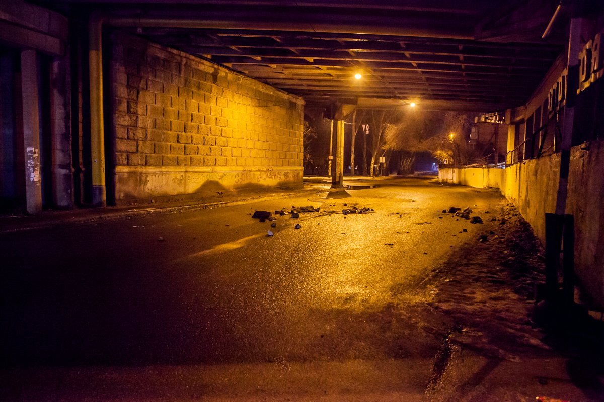 9 марта недалеко от Индустриального отделения ЗАГСа под виадуком на Слобожанском проспекте обвалился бетон 9 марта недалеко от Индустриального отделения ЗАГСа под виадуком на Слобожанском проспекте обвалился бетон