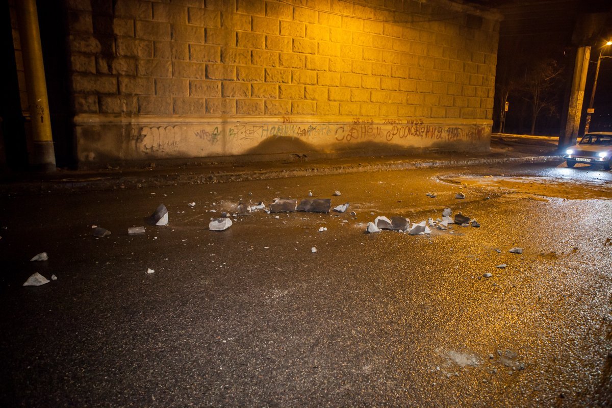 Бетонные глыбы больших размеров осыпались на всю ширину проезжей части Бетонные глыбы больших размеров осыпались на всю ширину проезжей части