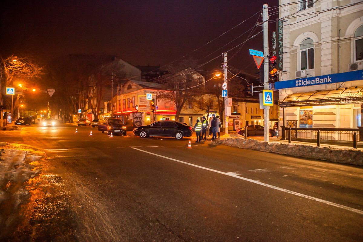 Ночью 10 марта на перекрестке улиц Шевченко и Сечевых Стрельцов столкнулись Toyota Camry и Chevrolet Aveo Ночью 10 марта на перекрестке улиц Шевченко и Сечевых Стрельцов столкнулись Toyota Camry и Chevrolet Aveo