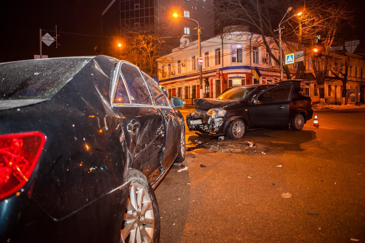 Девушка, которая была за рулем Toyota Camry ехала по улице Шевченко и направлялась в сторону Екатеринославского бульвара Девушка, которая была за рулем Toyota Camry ехала по улице Шевченко и направлялась в сторону Екатеринославского бульвара